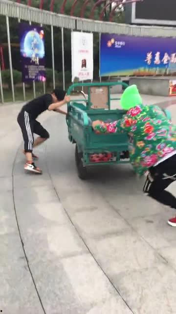 三轮车儿歌视频,童趣盎然，欢声笑语中的童年回忆